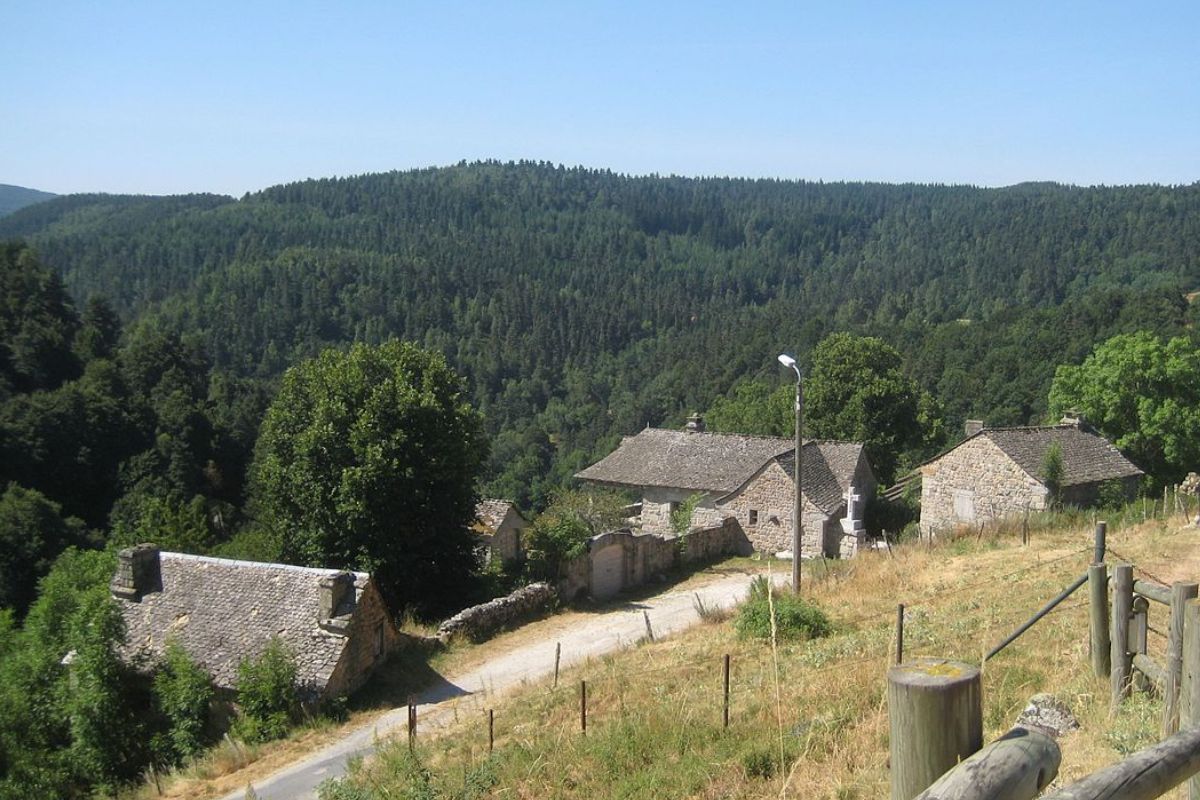 Les 9 plus beaux villages autour de l’Aubrac à découvrir en 2024