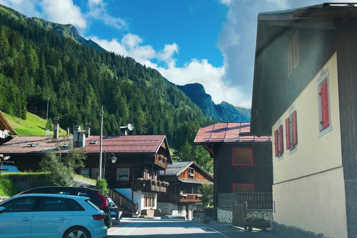 Les 11 plus beaux villages des Dolomites à découvrir en 2024