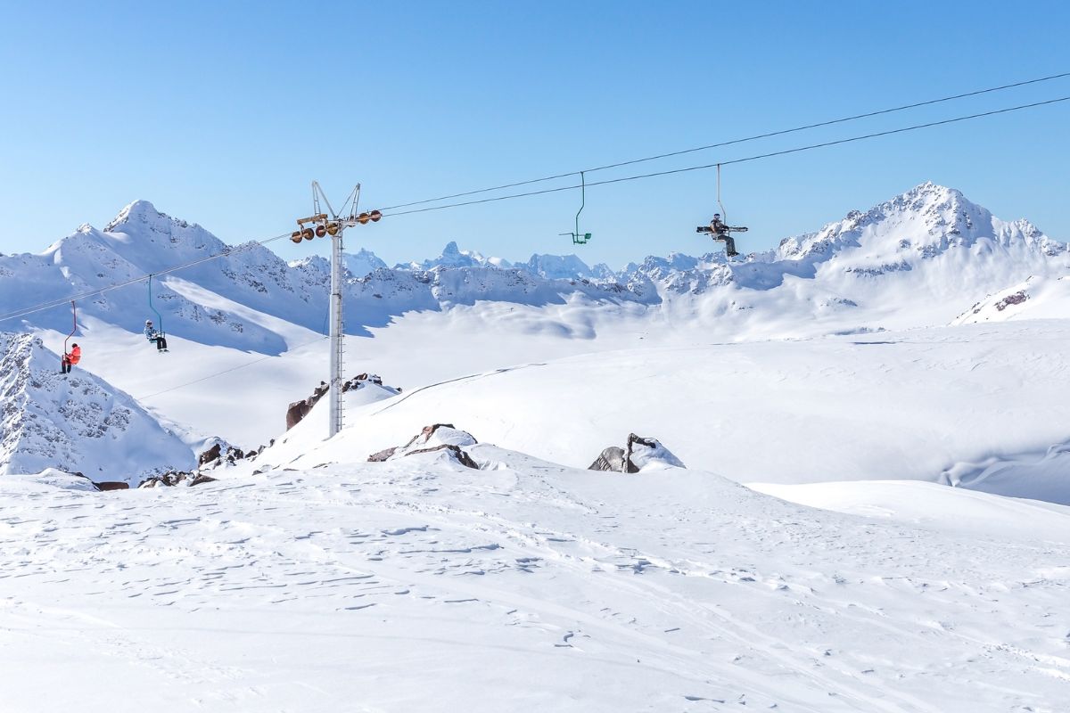 Top 10 des stations familiales pour le ski dans les Pyrénées en 2025