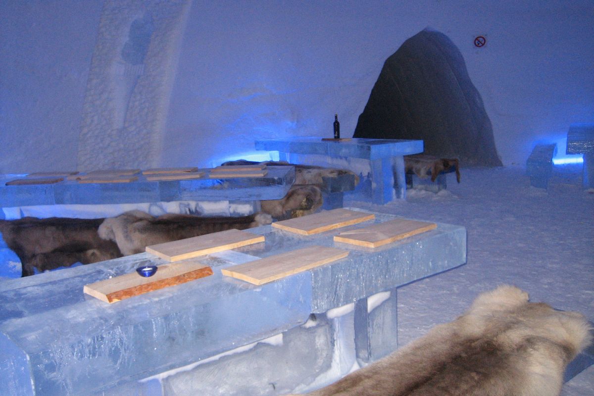 Dormir dans un hôtel de glace en Laponie : Mon guide 2025