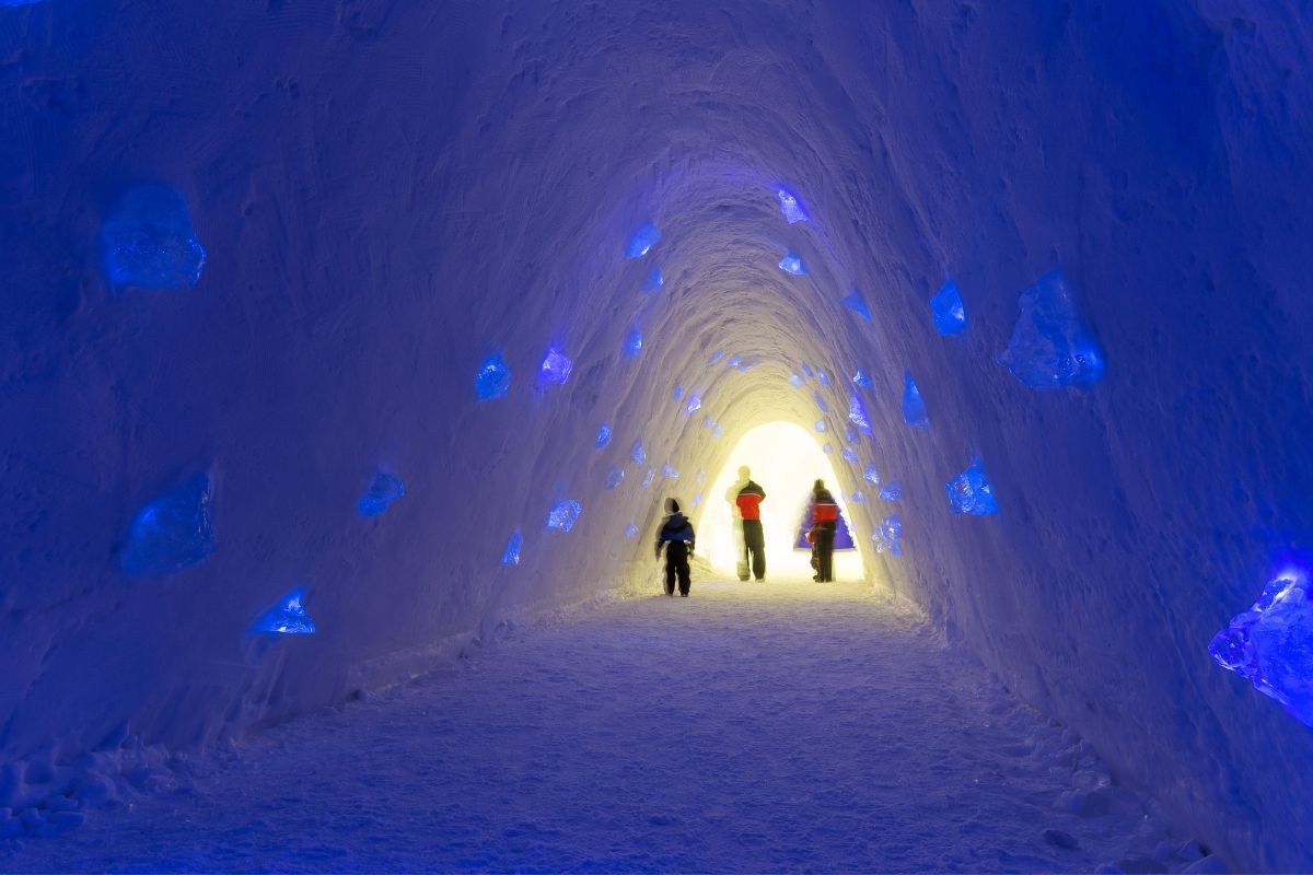 Dormir dans un hôtel de glace en Laponie : Mon guide 2025